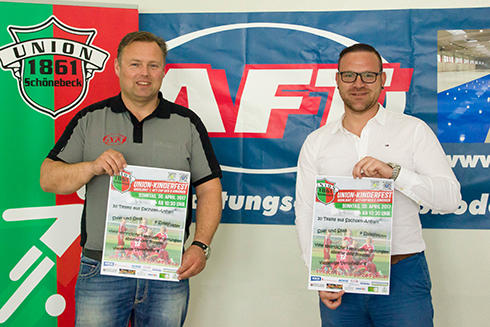 Lars Ghlich (AFT) und Stefan Schfer (Union 1861 Schnebeck) prsentieren das Plakat zum 1. AFT-Cup